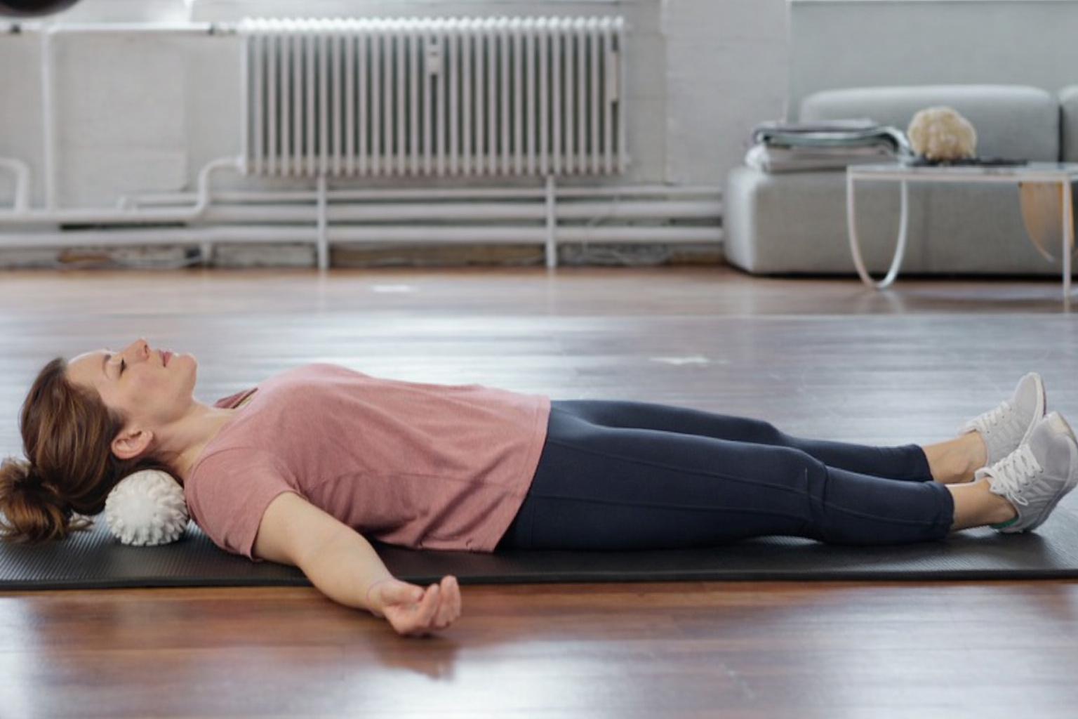 Entspannte Frau bei der BALLance Anwendung